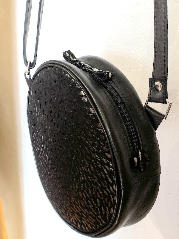 Sac Rond Noir, Motif brillant