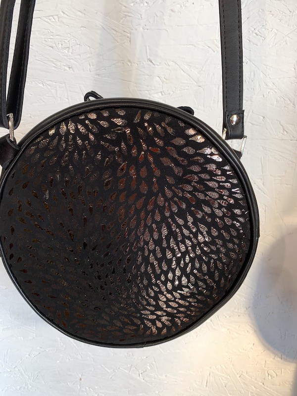 Sac Rond Noir, Motif brillant