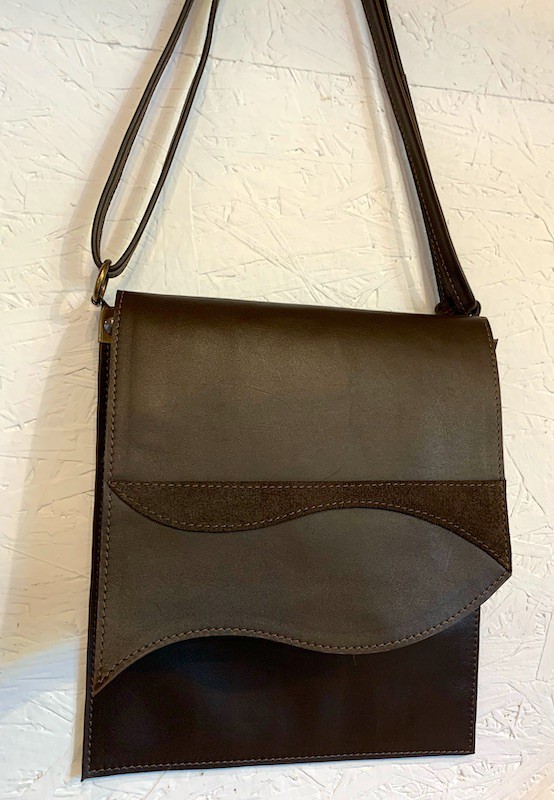 Pochette Plate Marron décors peau retournée